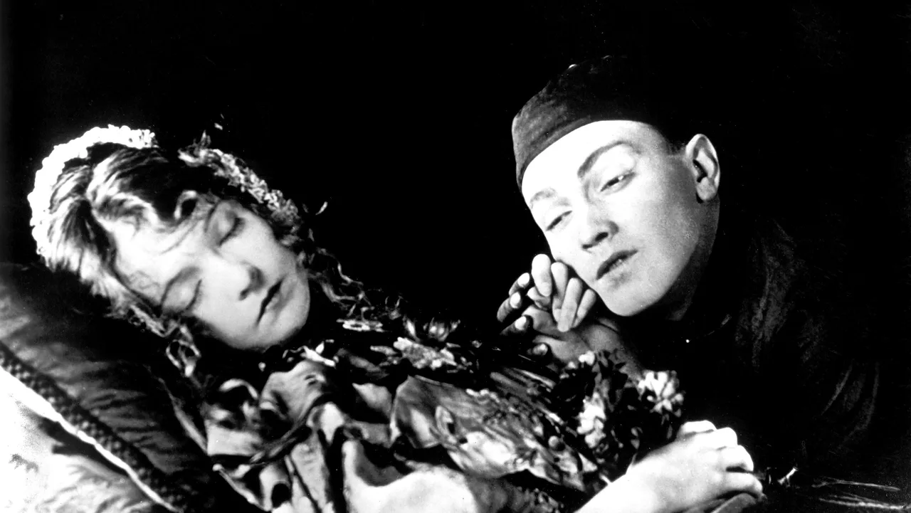 Broken Blossoms or The Yellow Man and the Girl (1919)