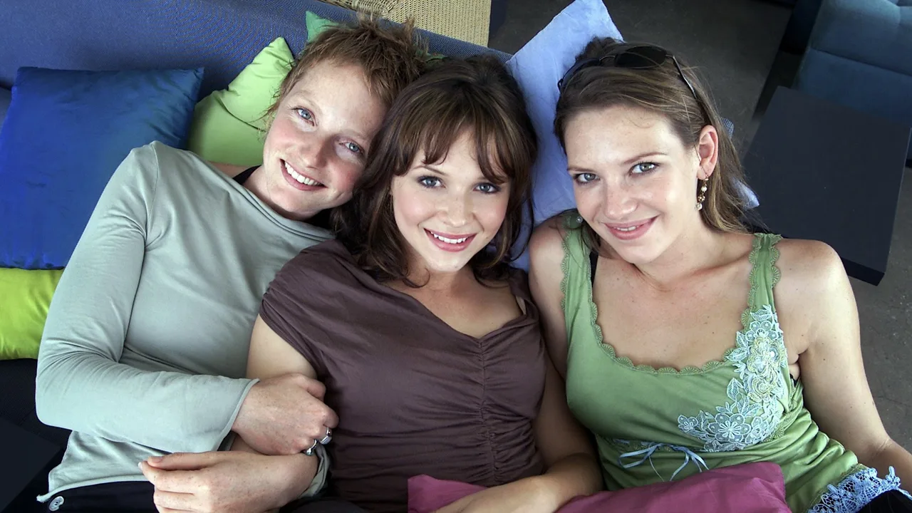 The Secret Life of Us (2001)