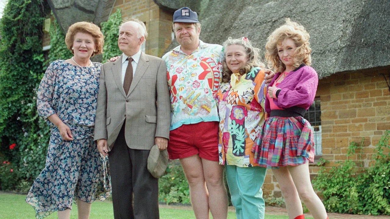 Keeping Up Appearances (1990)