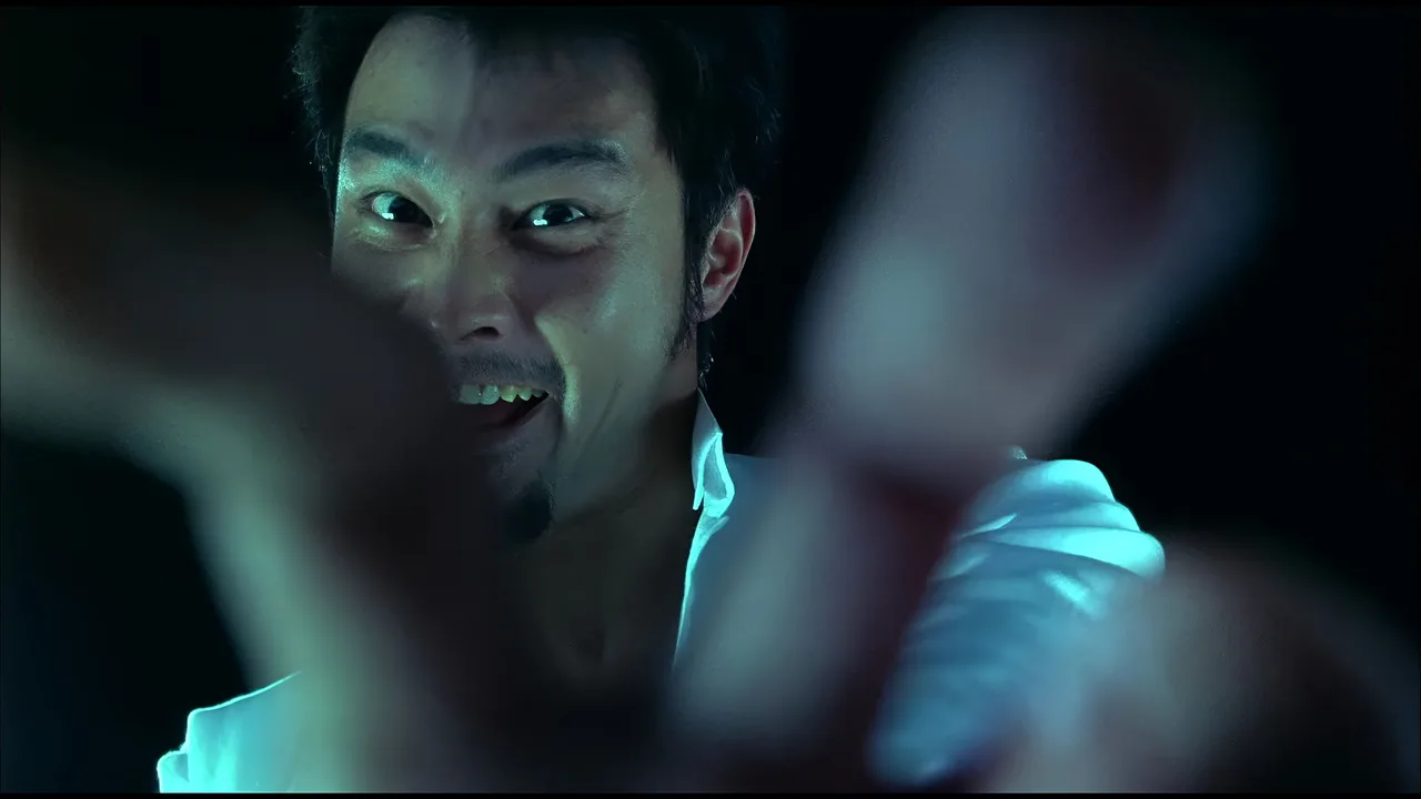 Naked Weapon (2002)