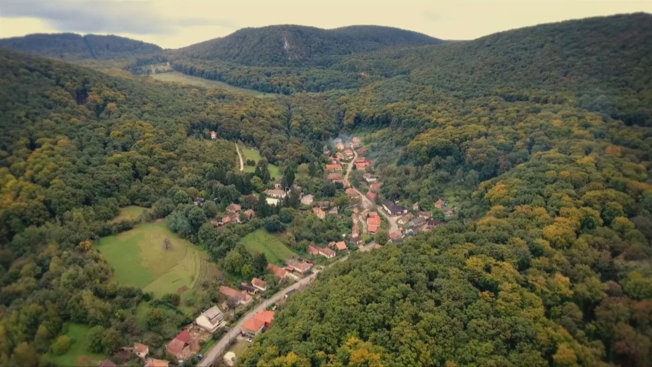 A mi kis falunk (2017)