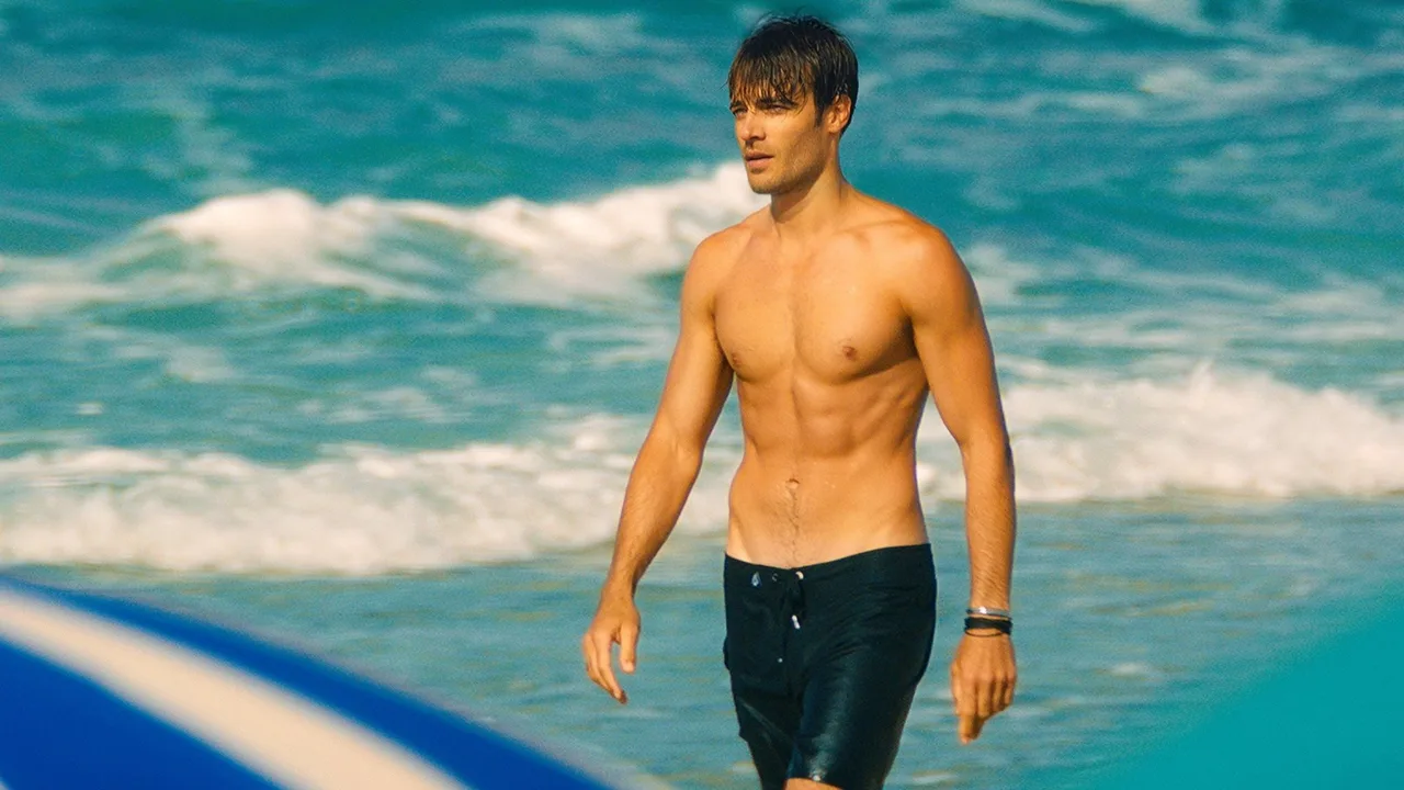 Walking on Sunshine (2014)